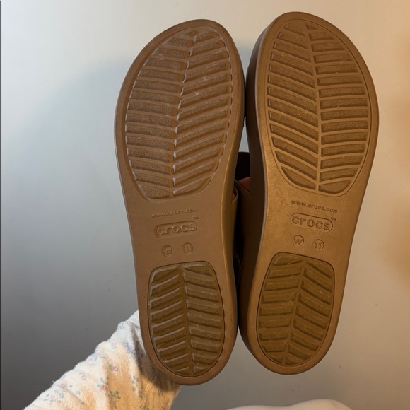 Latte/Mushroom Taupe Brown Crocs Women's Brooklyn Low Wedge Platform Sandals, 11 - Picture 10 of 11